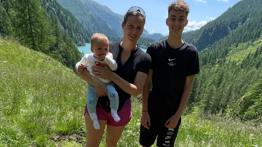 Giro ad anello del Lago dei Cavalli Antrona Apassodimamma con bimbo in zainetto