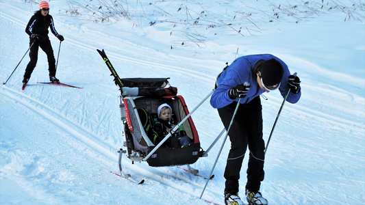 Come mettere gli sci sul passeggino per trekking innevati