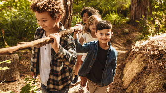 Come insegnare ai nostri figli a rispettare la natura durante i cammini