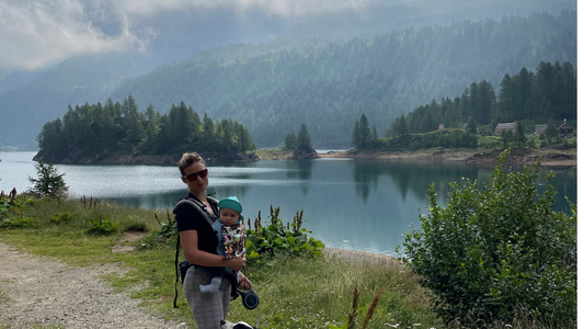 Come usare al meglio i bastoncini da trekking con un bimbo in marsupio