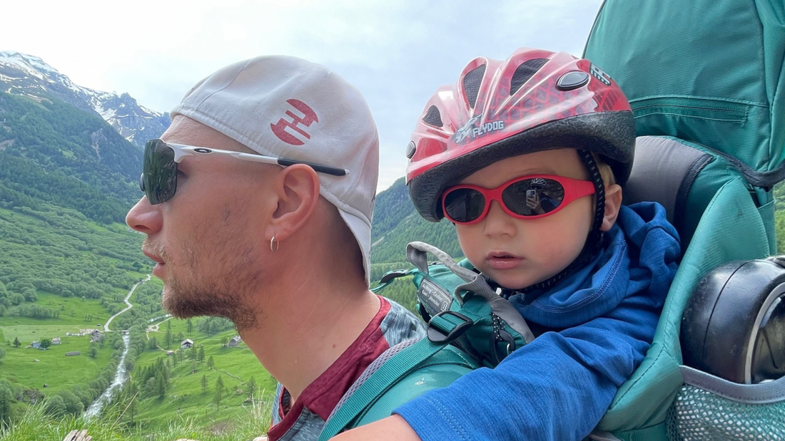Da Ponte campo all'Alpe veglia in bicicletta con un bimbo sulle spalle
