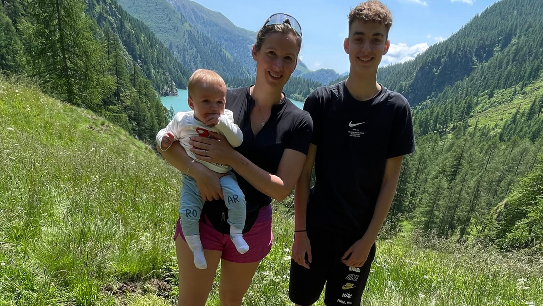 Giro ad anello del Lago dei Cavalli Antrona Apassodimamma con bimbo in zainetto