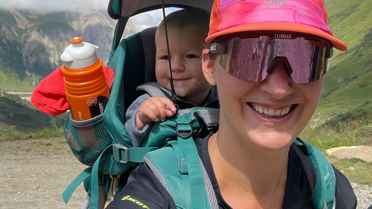 Valle Formazza verso il Rifugio Maria Luisa Apassodimamma con bimbo in zainetto