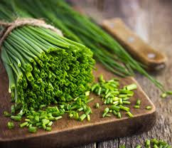 Profumo di Primavera in Bottiglia: Prepariamo Insieme un Delizioso Olio Aromatizzato all'Erba Cipollina Selvatica! (Impariamo a Riconoscerla!