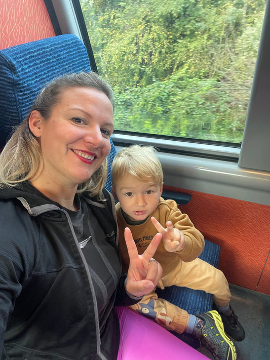 L'Incanto del Treno del Foliage: Un Viaggio Dorato e Accessibile (Anche con il Passeggino!) nella Vigezzina