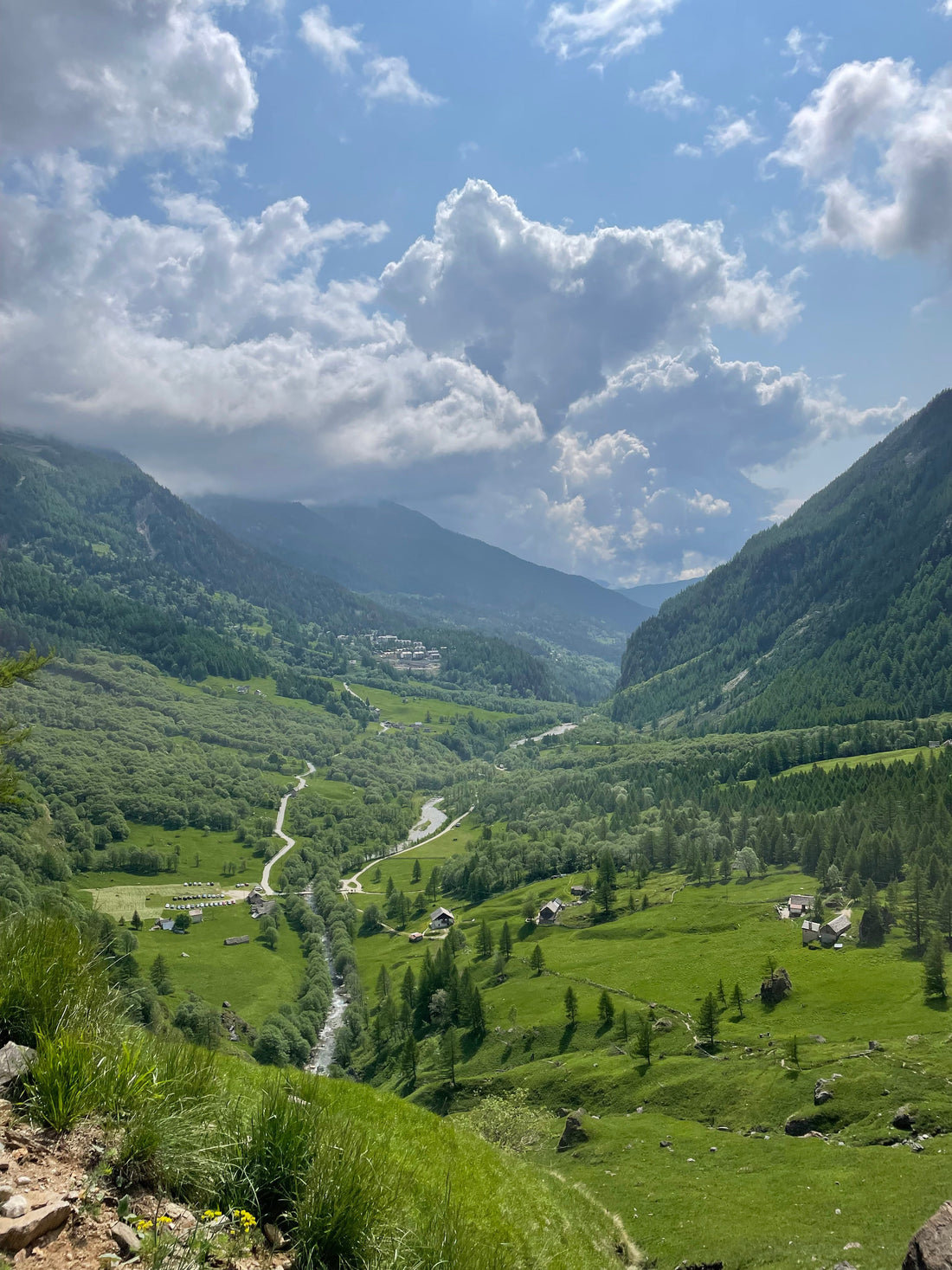 Famiglia durante un’escursione in montagna con un bambino nello zainetto