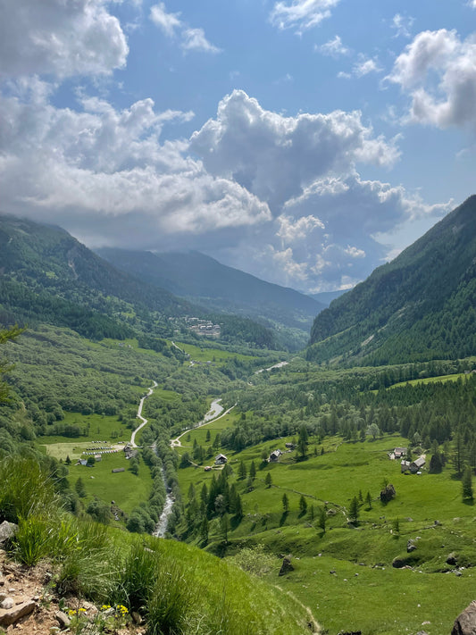 Famiglia durante un’escursione in montagna con un bambino nello zainetto