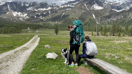 Come usare al meglio i bastoncini da trekking con un bimbo sulle spalle
